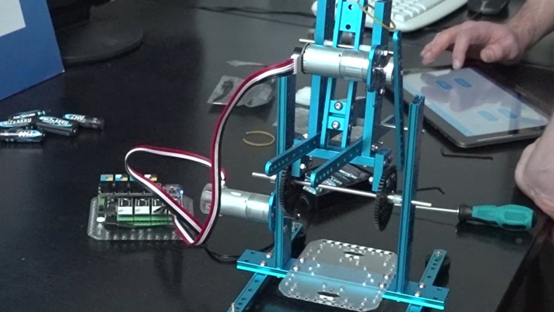 Frontalaufnahme der blauen Konstruktion des Roboter Katapult