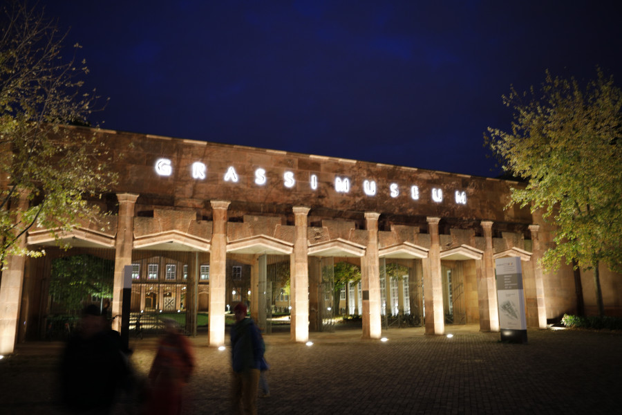 Das Grassimuseum bei Nacht.