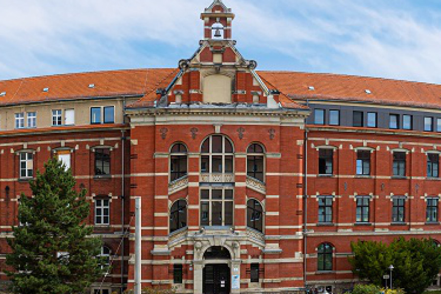 ©Helmholtz Munich | Swen Reichhold - Rotes Haus auf dem Medizincampus