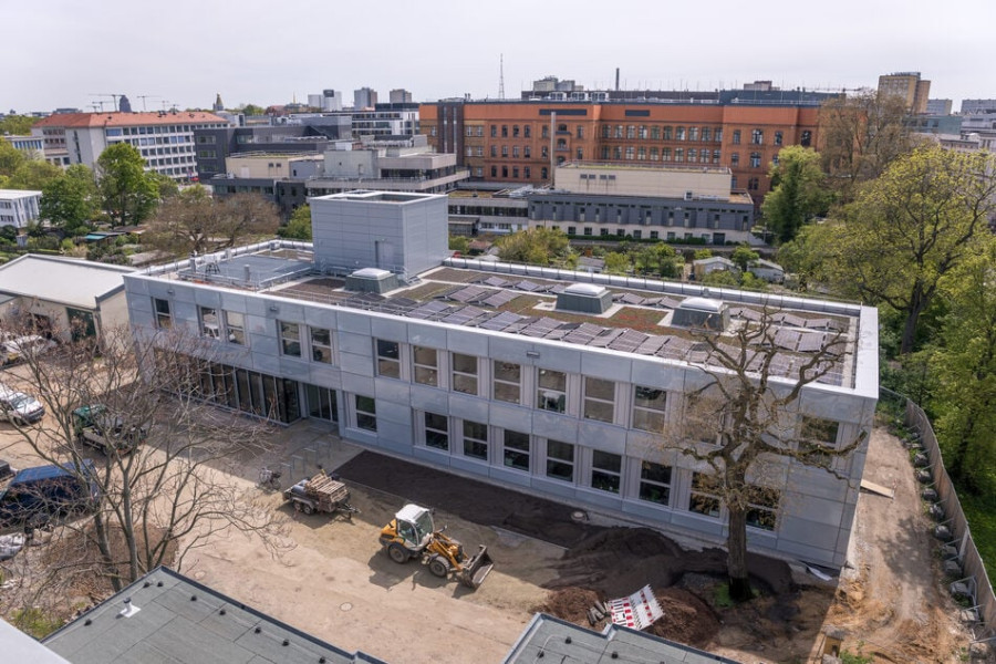 Gebäude des meteorologischen Instituts mit Gebäuden der Universitätsklinik im Hintergrund