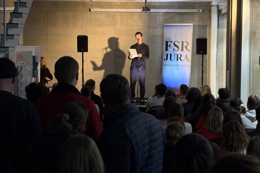 Teilnehmer auf der Bühne beim DAV-Jura Slam 2024 mit Publikum