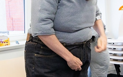 Besucher der letzten Langen Nacht der Wissenschaften beim Anlegen des Simulationsanzuges