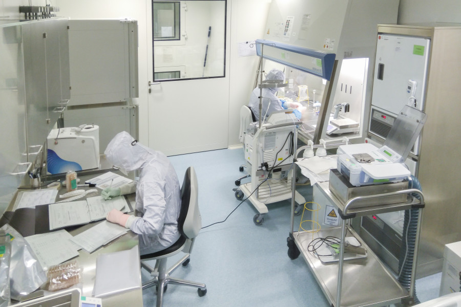 Person in Schutzkleidung arbeiten im Reinraum