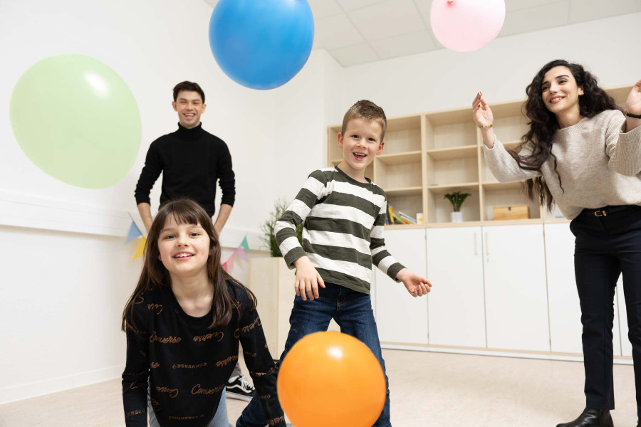 Spielende Kinder mit Ballons