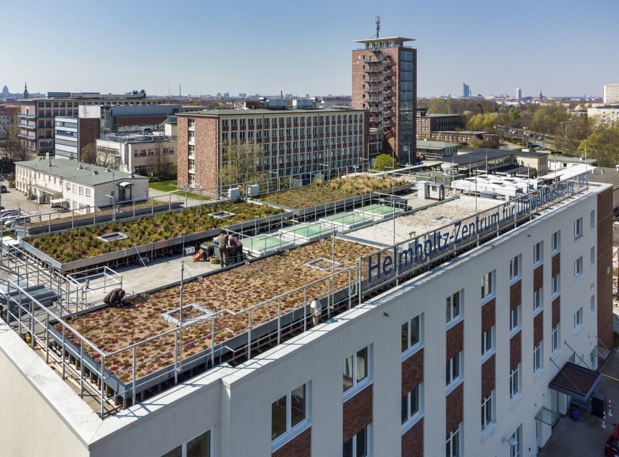 UFZ Standort Leipzig mit Forschungsgründach auf Gebäude 7.1 - Blick auf das Forschungsgründach aus der Luft, André Künzelmann/UFZ