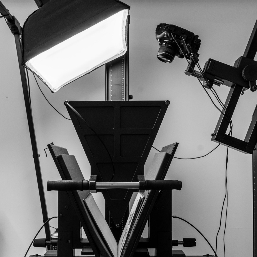 Schwarz-Weiß-Aufnahme des Grazer Buchtisch zur Digitalisierung von alten Handschriften.