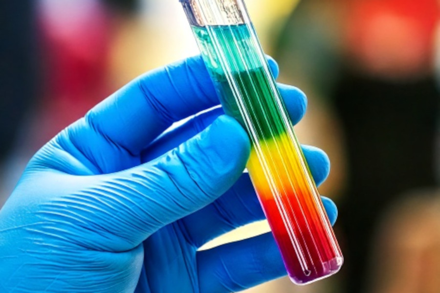 Regenbogenfarbige Flüssigkeit im Reagenzglas