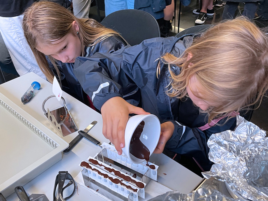 Herstellung von Zäpfchen einmal anders: Zur Langen Nacht der Wissenschaften 2023 konnte am Stand der Institute für Pharmazie und Wirkstoffentwicklung in der BIO CITY Leipzig Schokolade in Zäpfchenform gegossen werden. Foto: Universität Leipzig, BBZ, GF