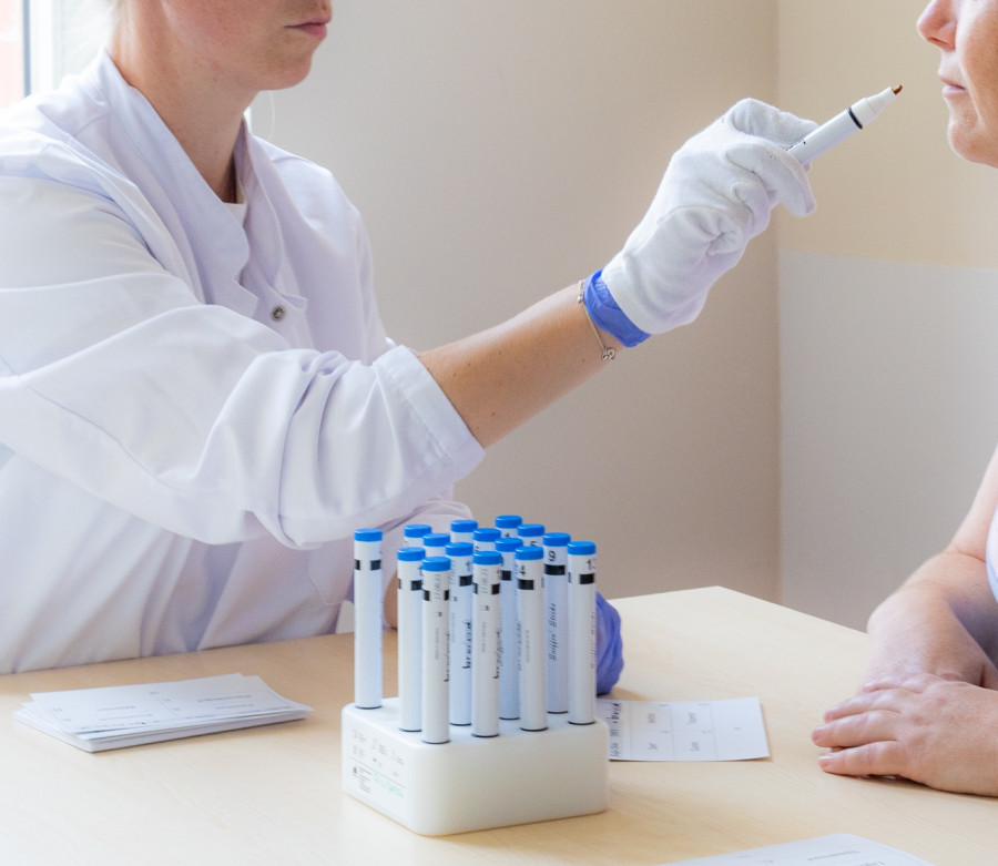 Studienleiterin beim Geruchtstext mit einer Probandin