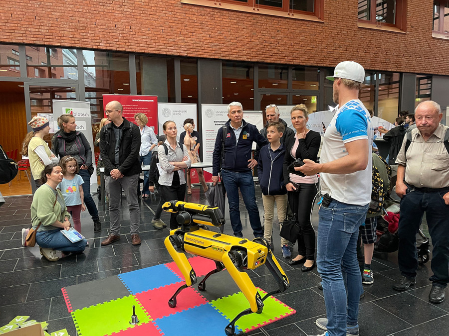 Die INSPIRATA gemeinsam mit dem ICCAS der Universität Leipzig zur Langen Nacht der Wissenschaften 2023 in der BIO CITY. Foto: Universität Leipzig, BBZ, GF