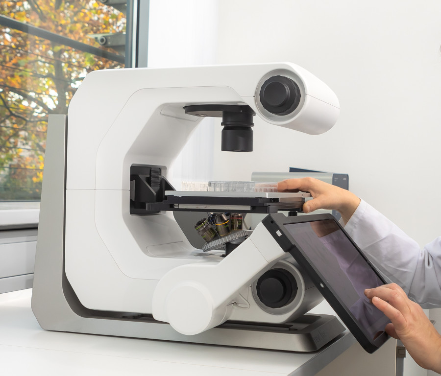 Wissenschaftlerin arbeitet am Mikroskop